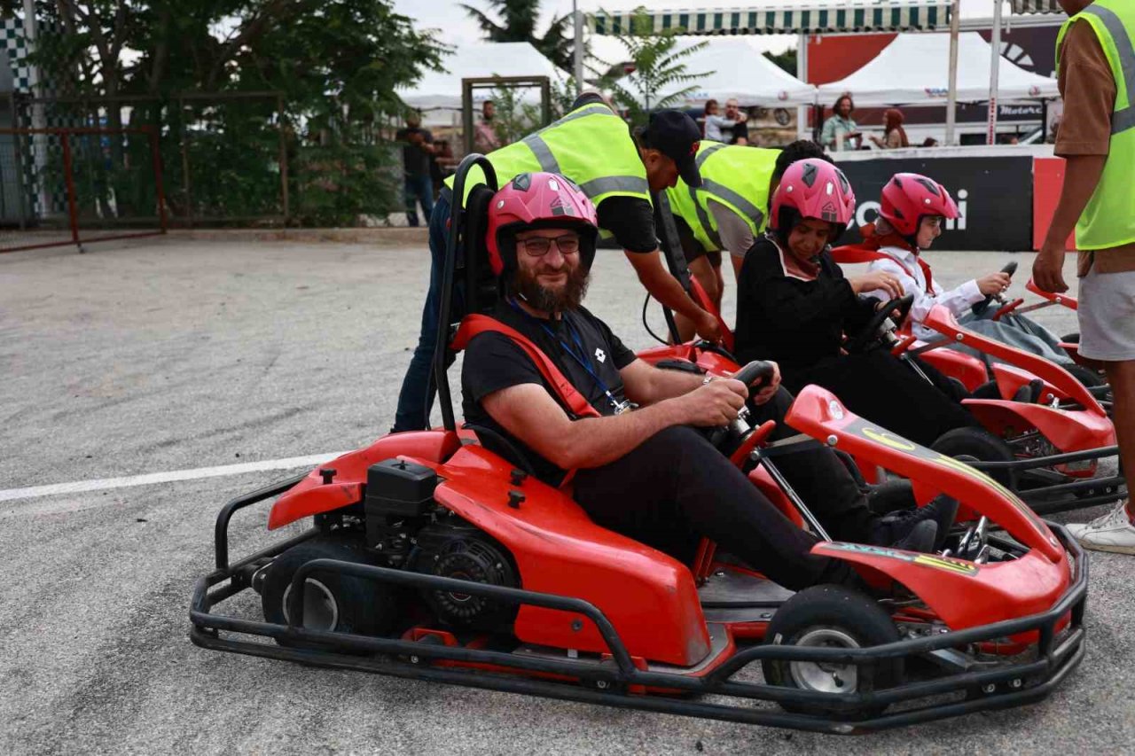 Uşak’ta aileler kartingde kıyasıya yarıştı