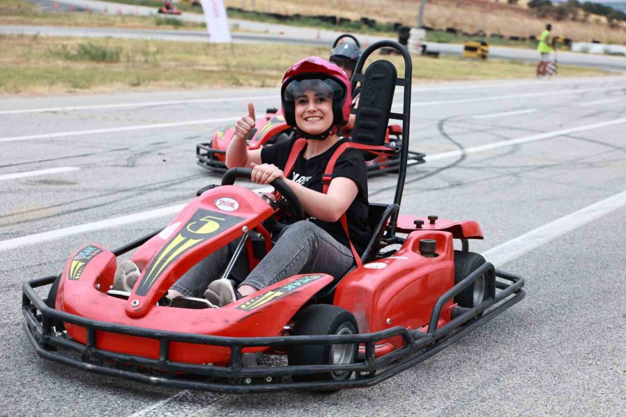 Uşak’ta aileler kartingde kıyasıya yarıştı