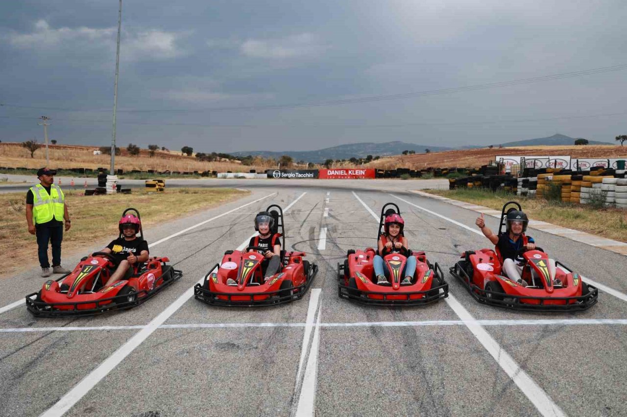 Uşak’ta aileler kartingde kıyasıya yarıştı