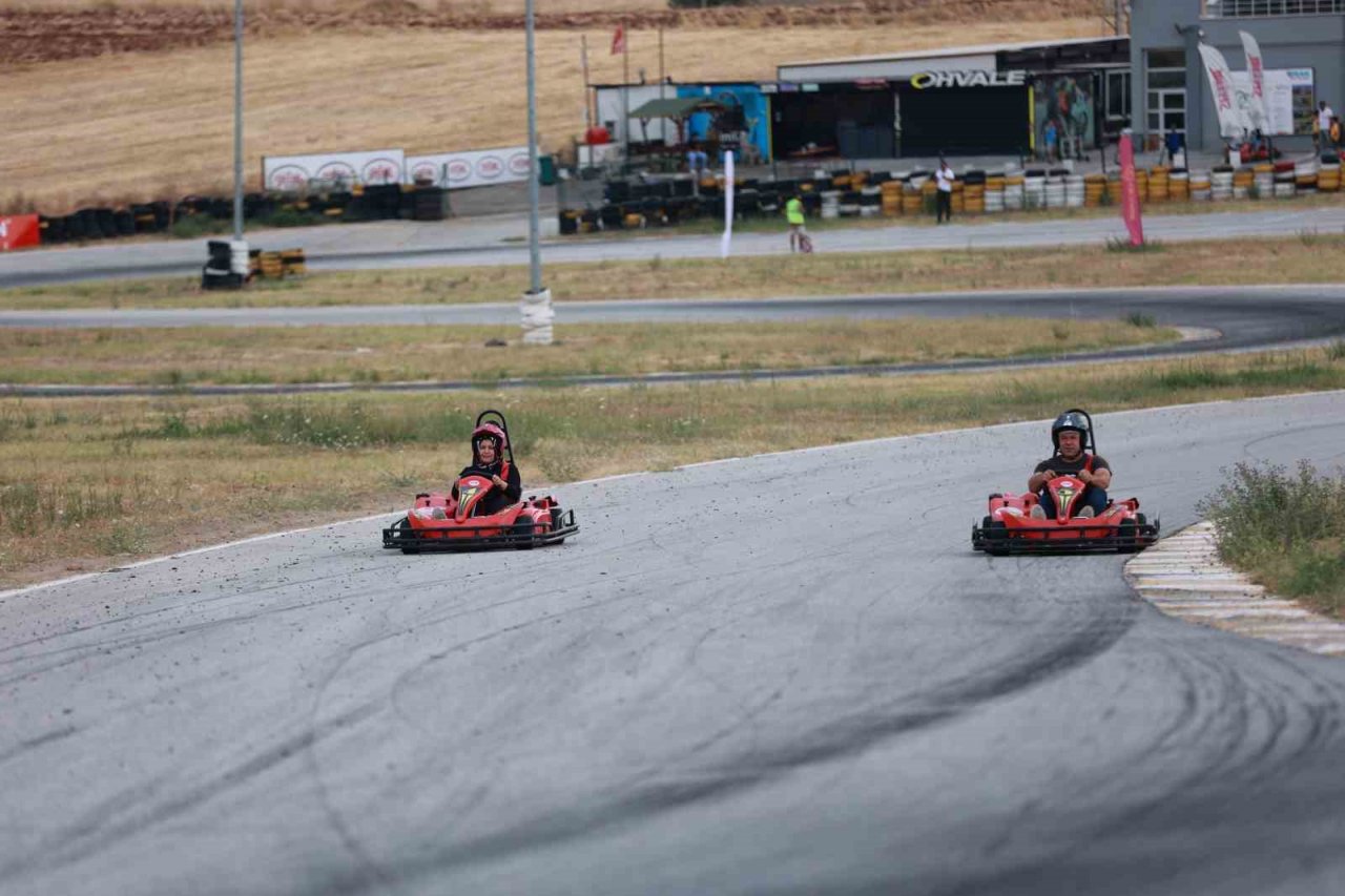 Uşak’ta aileler kartingde kıyasıya yarıştı