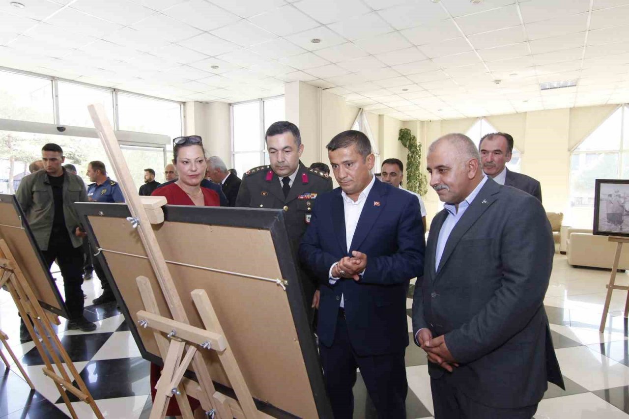 Erciş’te “Büyük Zafer Günü” fotoğraf sergisi açıldı