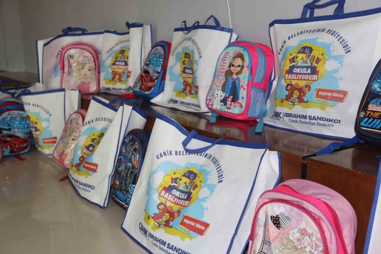 Birinci sınıfların çanta ve kırtasiyesi belediyeden