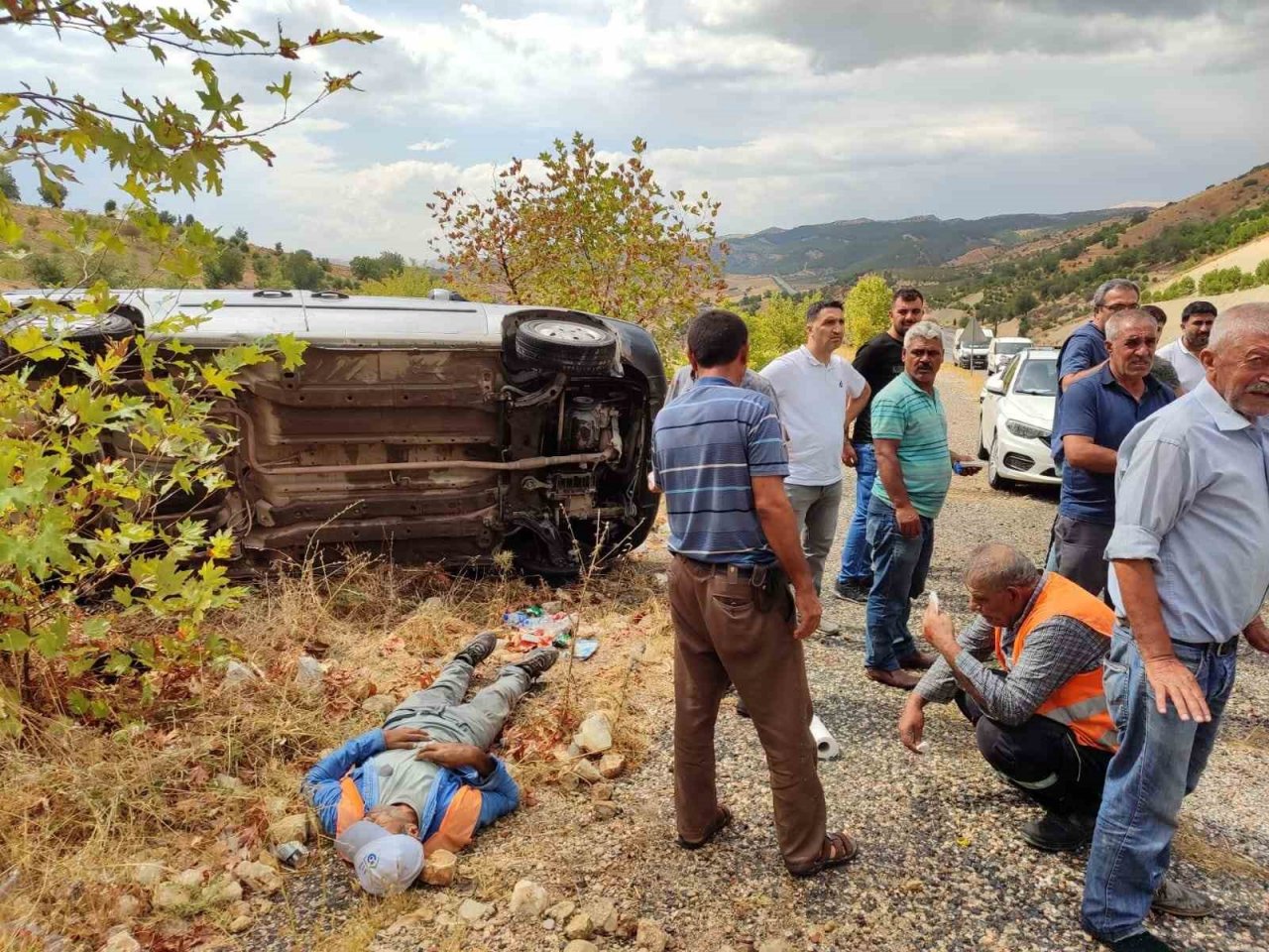 Hafif ticari araç ile otomobil çarpıştı: 4 yaralı