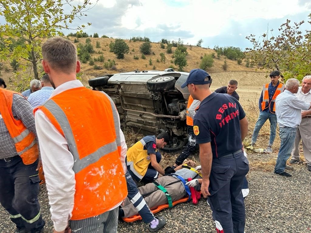 Hafif ticari araç ile otomobil çarpıştı: 4 yaralı