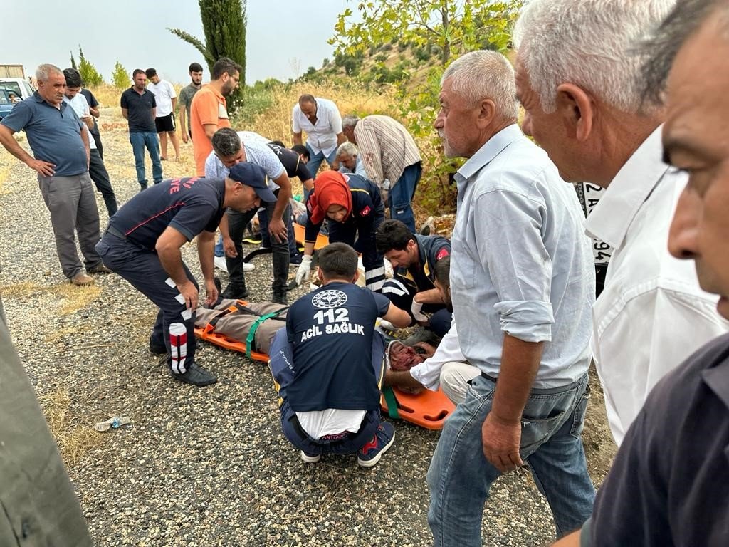 Hafif ticari araç ile otomobil çarpıştı: 4 yaralı