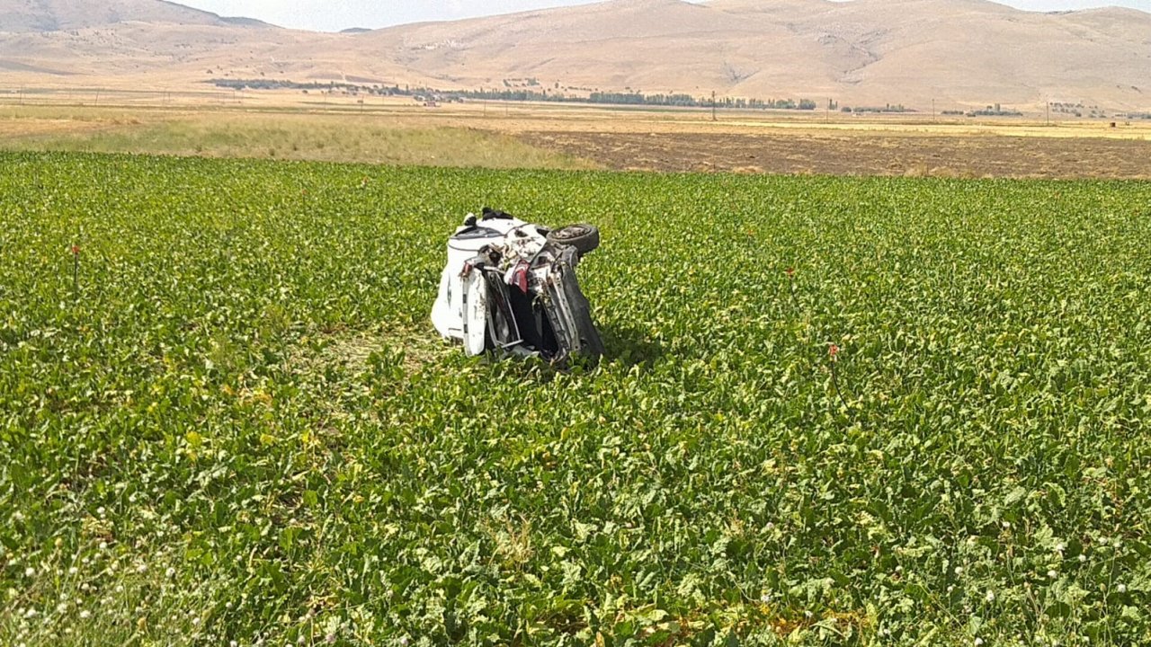 Takla atıp tarım arazisine giren otomobilde 2 kişi yaralandı