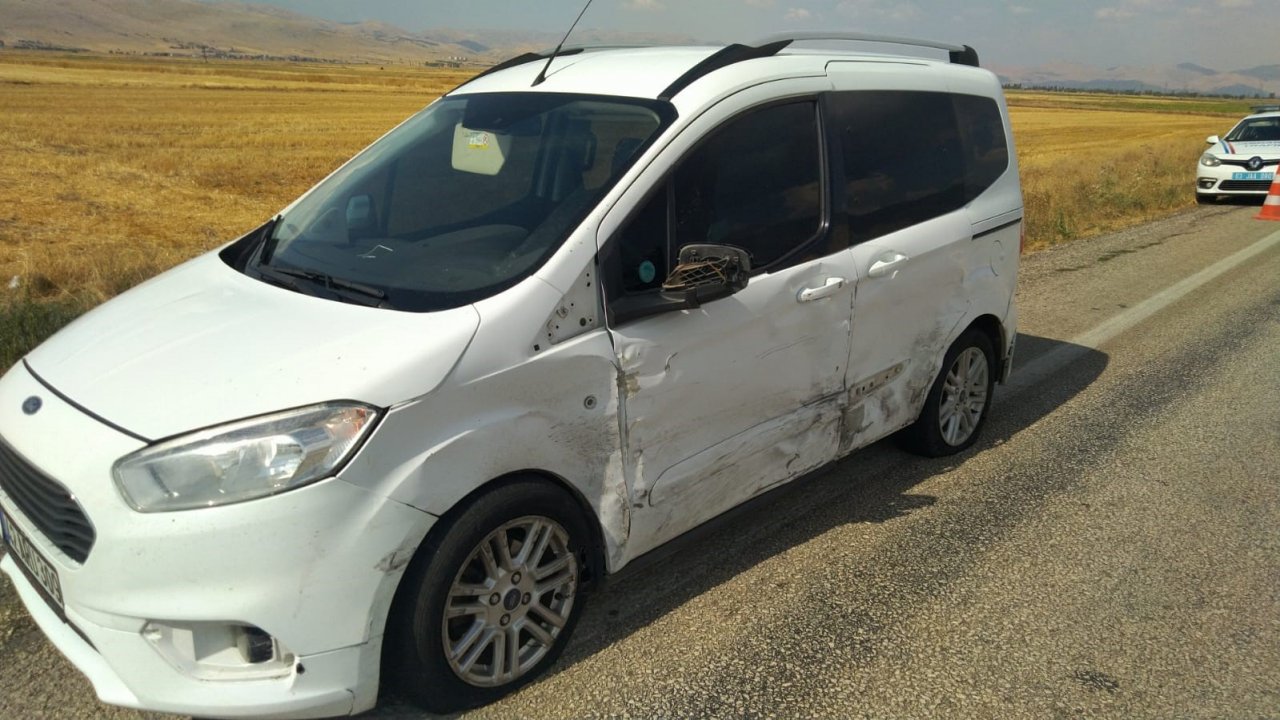 Takla atıp tarım arazisine giren otomobilde 2 kişi yaralandı