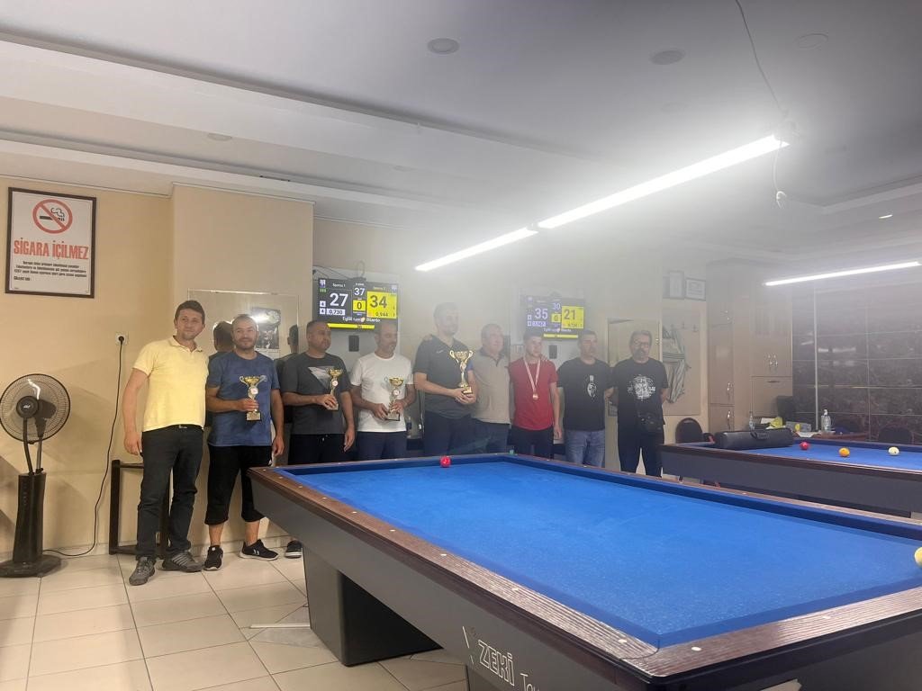 Bilardo turnuvasında sporcular kıyasıya yarıştı