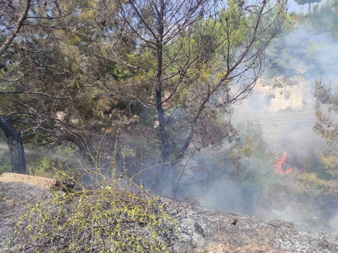 Antalya’da çöp dökülen alandaki yangına helikopterle müdahale edildi