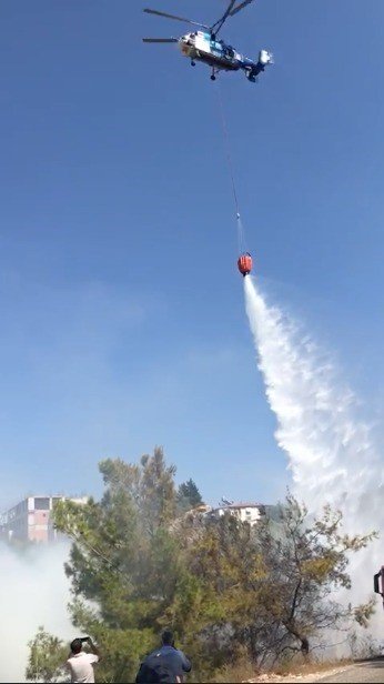 Antalya’da çöp dökülen alandaki yangına helikopterle müdahale edildi