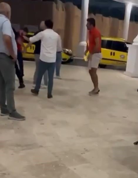 Taksicilerin müşteri kavgasında yere yatırılan sürücü tekmelerle darp edildi