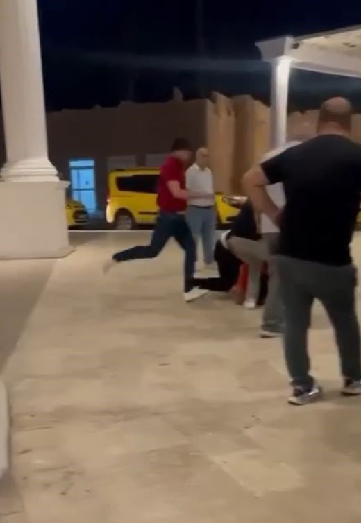 Taksicilerin müşteri kavgasında yere yatırılan sürücü tekmelerle darp edildi