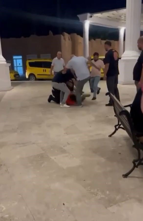 Taksicilerin müşteri kavgasında yere yatırılan sürücü tekmelerle darp edildi