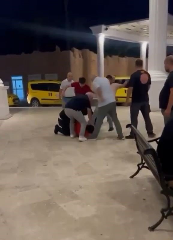 Taksicilerin müşteri kavgasında yere yatırılan sürücü tekmelerle darp edildi