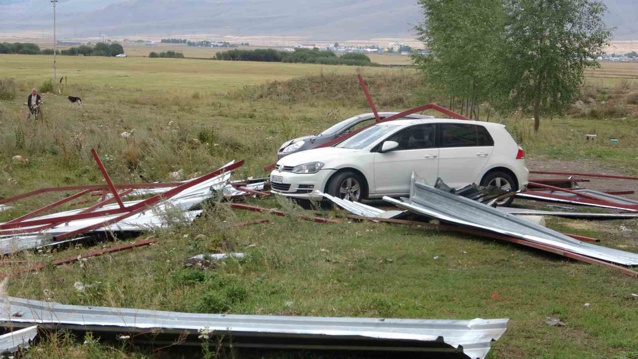 Ardahan’da hortum, çatılar uçtu, araçlar zarar gördü