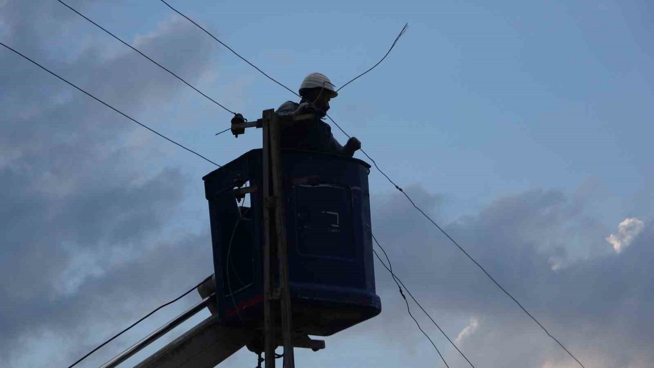 Ardahan’da hortum, çatılar uçtu, araçlar zarar gördü