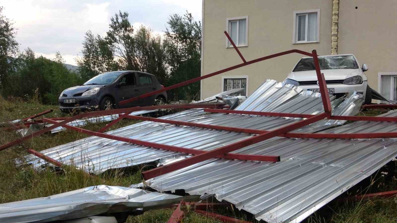 Ardahan’da hortum, çatılar uçtu, araçlar zarar gördü
