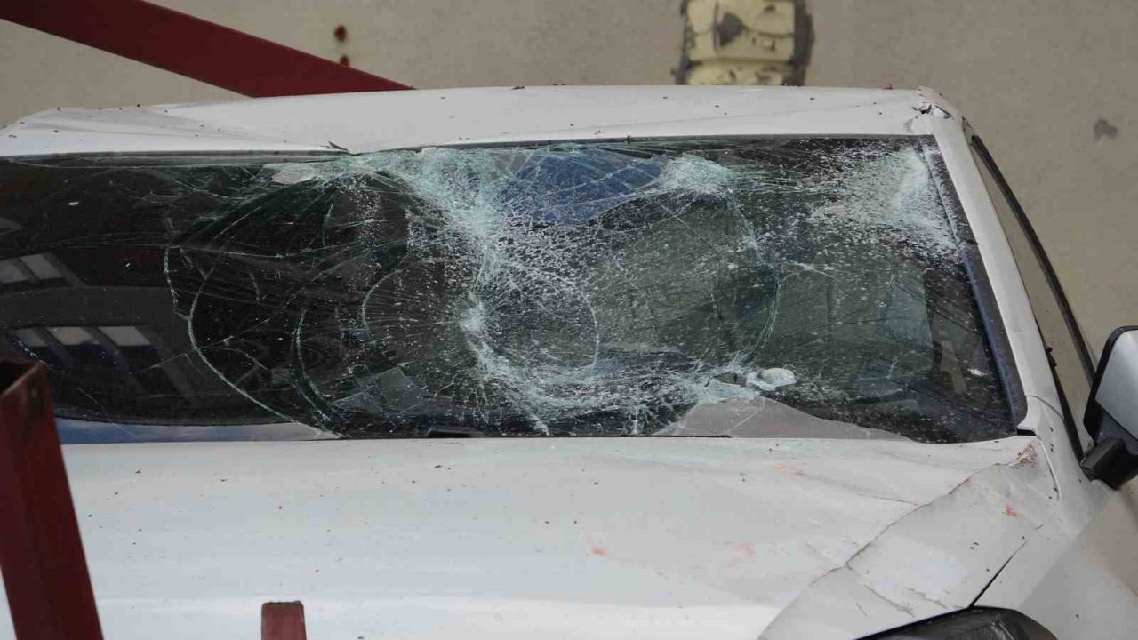 Ardahan’da hortum, çatılar uçtu, araçlar zarar gördü