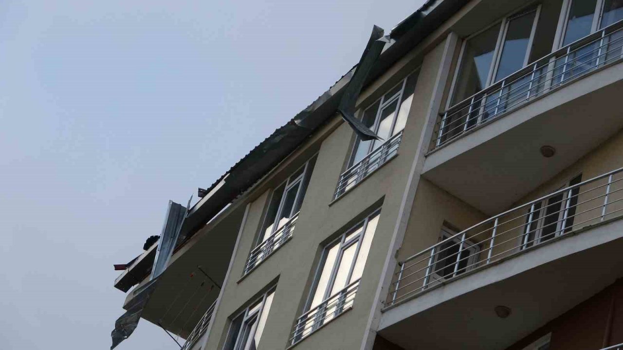 Ardahan’da hortum, çatılar uçtu, araçlar zarar gördü