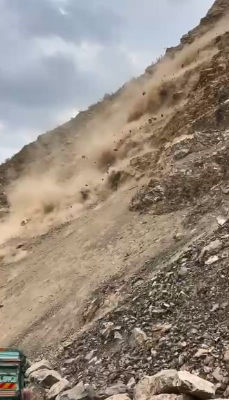 Artvin’de heyelan anı kamerada