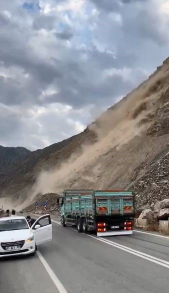 Artvin’de heyelan anı kamerada