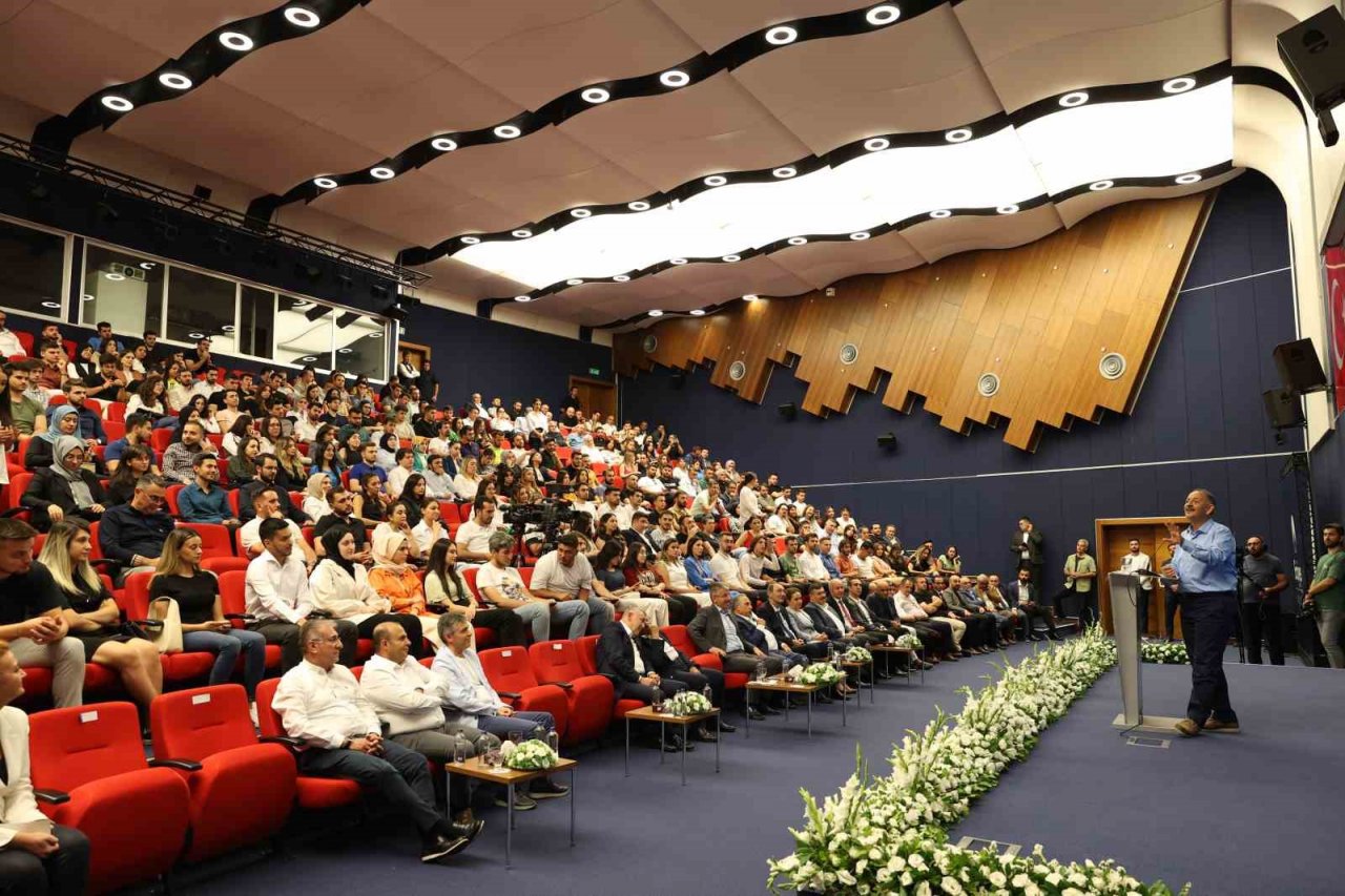 Bakan Özhaseki: “Mesleğinizi en iyisi olabilmek için iyi seçin”