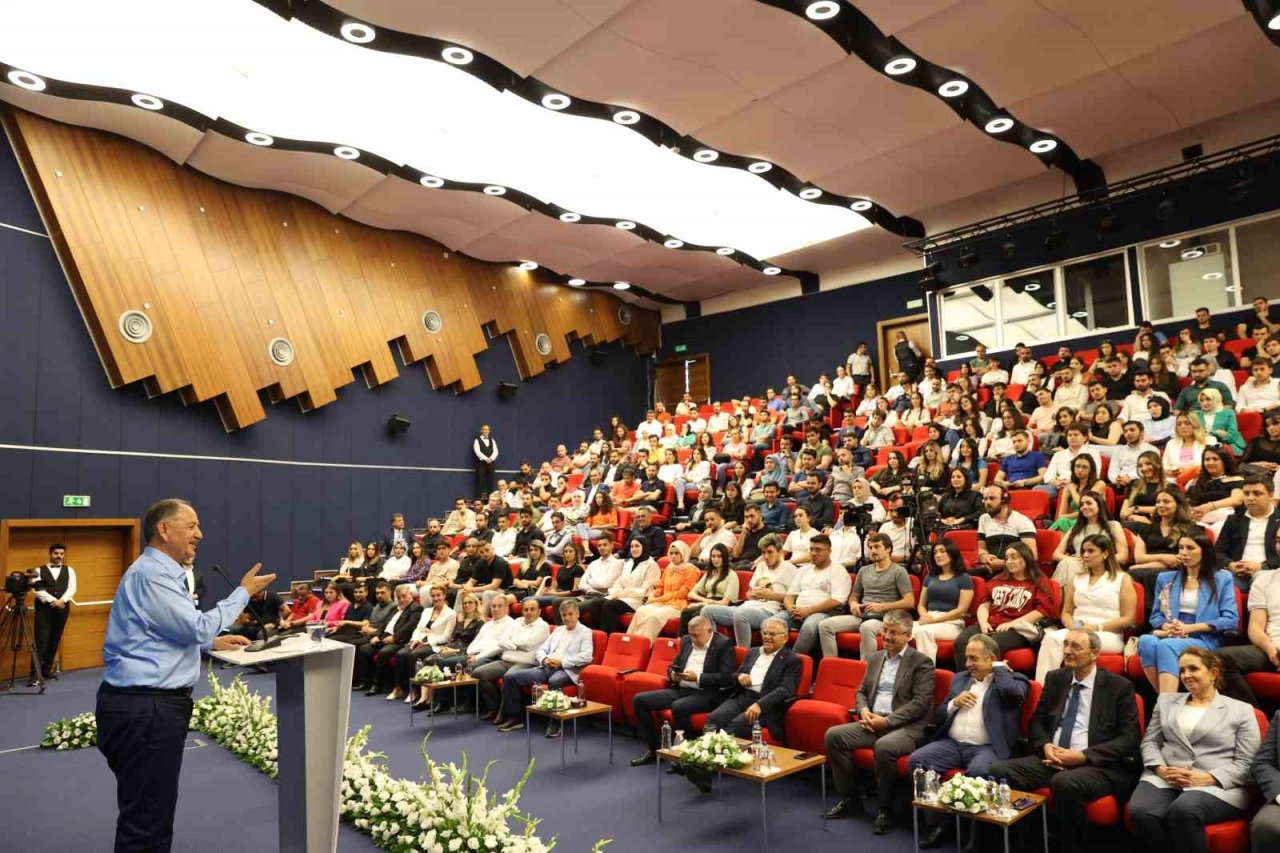 Bakan Özhaseki: “Mesleğinizi en iyisi olabilmek için iyi seçin”
