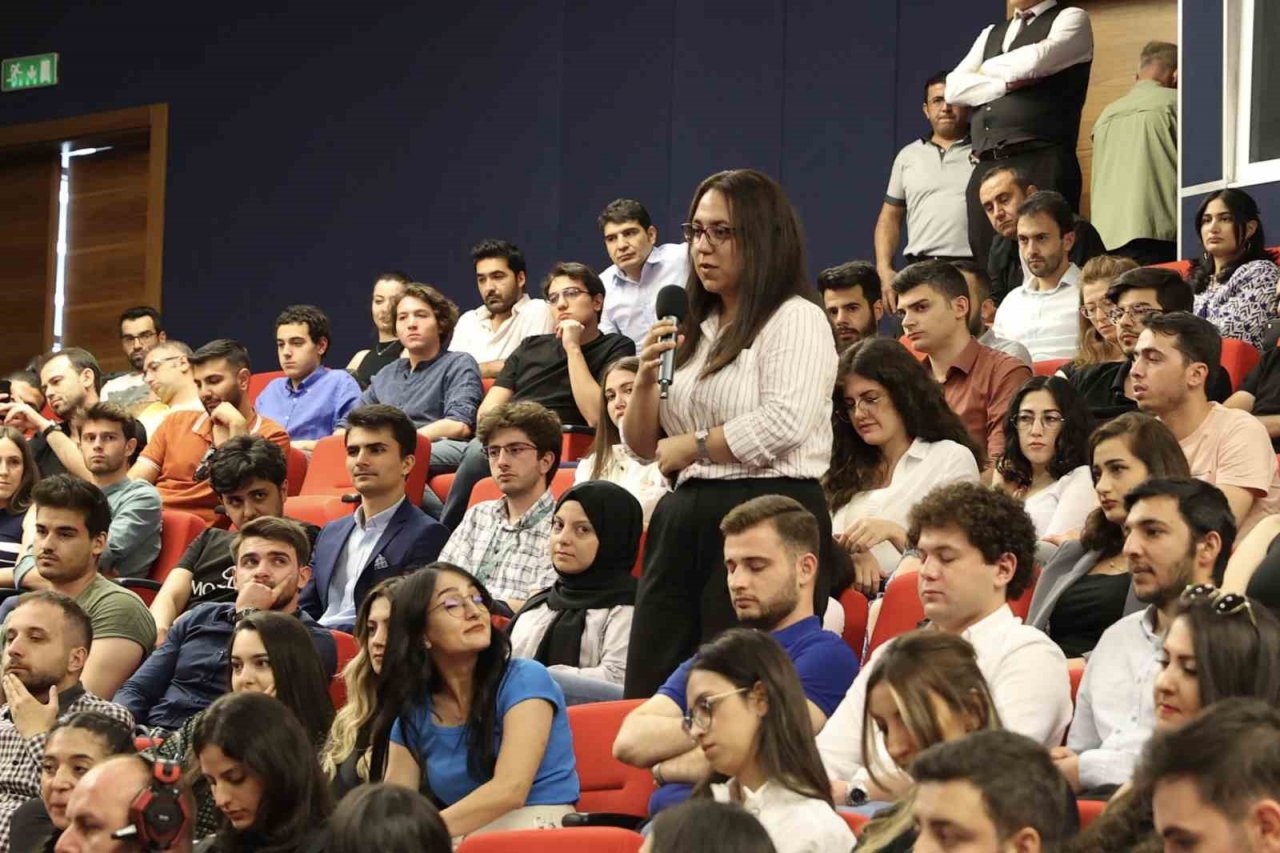 Bakan Özhaseki: “Mesleğinizi en iyisi olabilmek için iyi seçin”