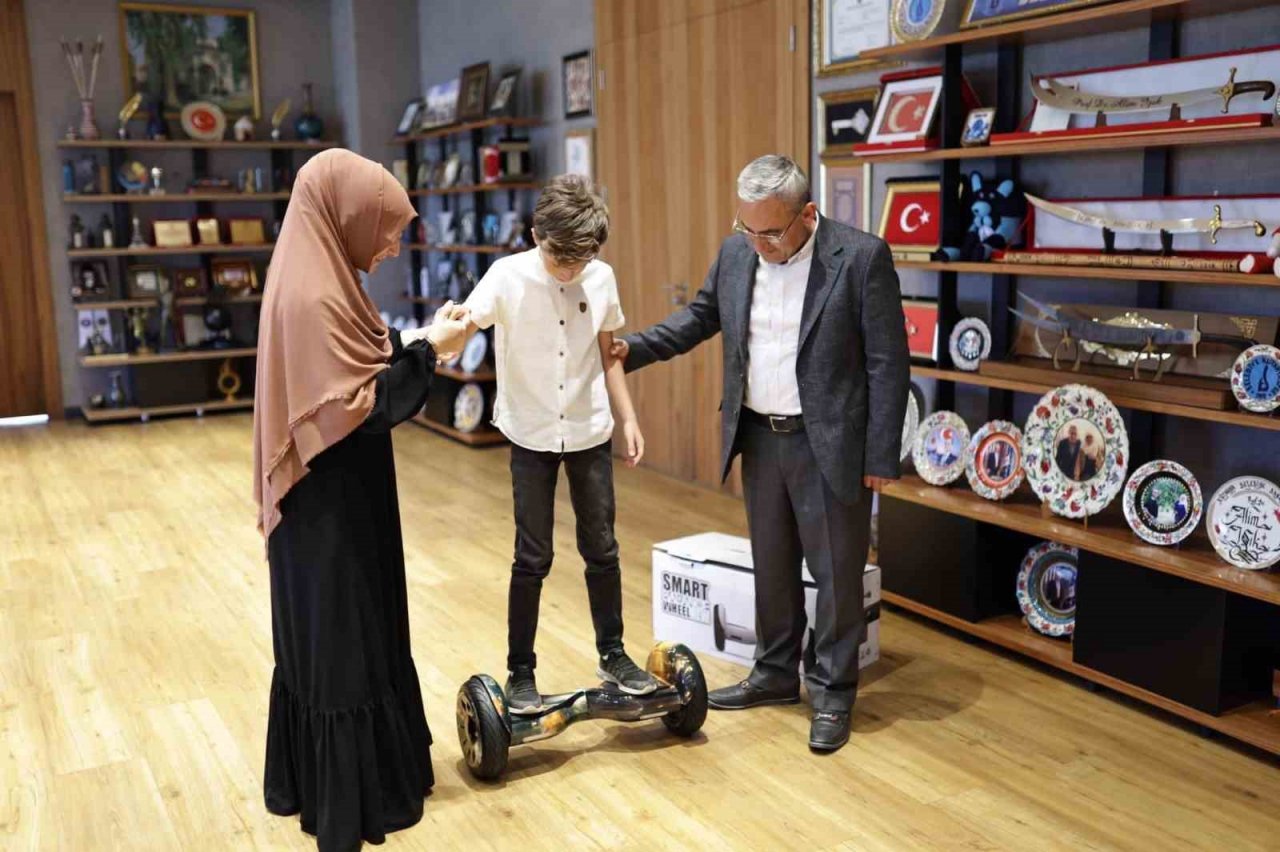 Başkan Işık’tan minik Ömer Faruk’a elektrikli kaykay