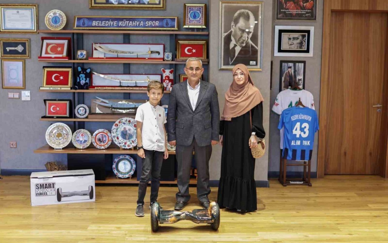 Başkan Işık’tan minik Ömer Faruk’a elektrikli kaykay