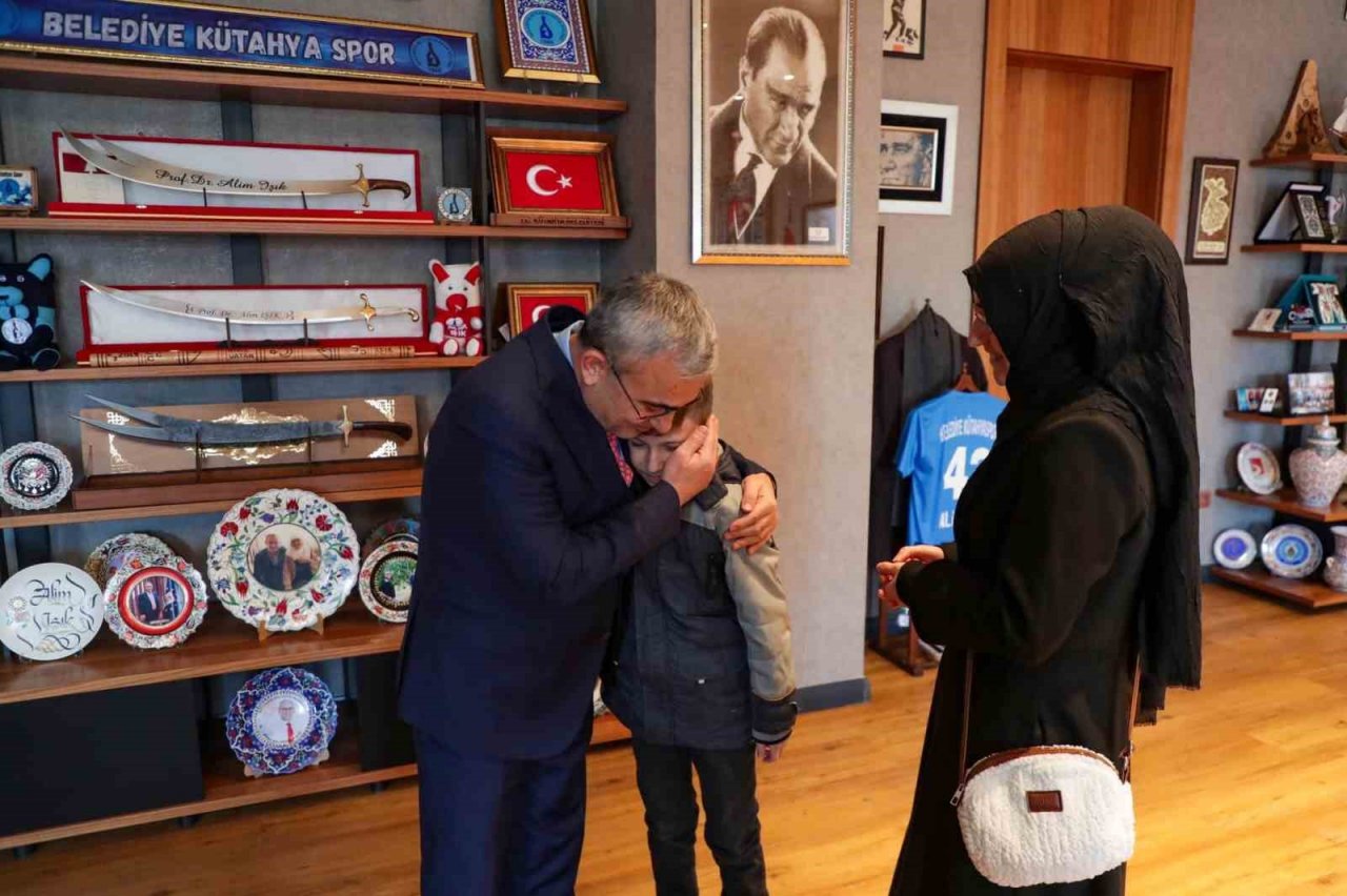 Başkan Işık’tan minik Ömer Faruk’a elektrikli kaykay