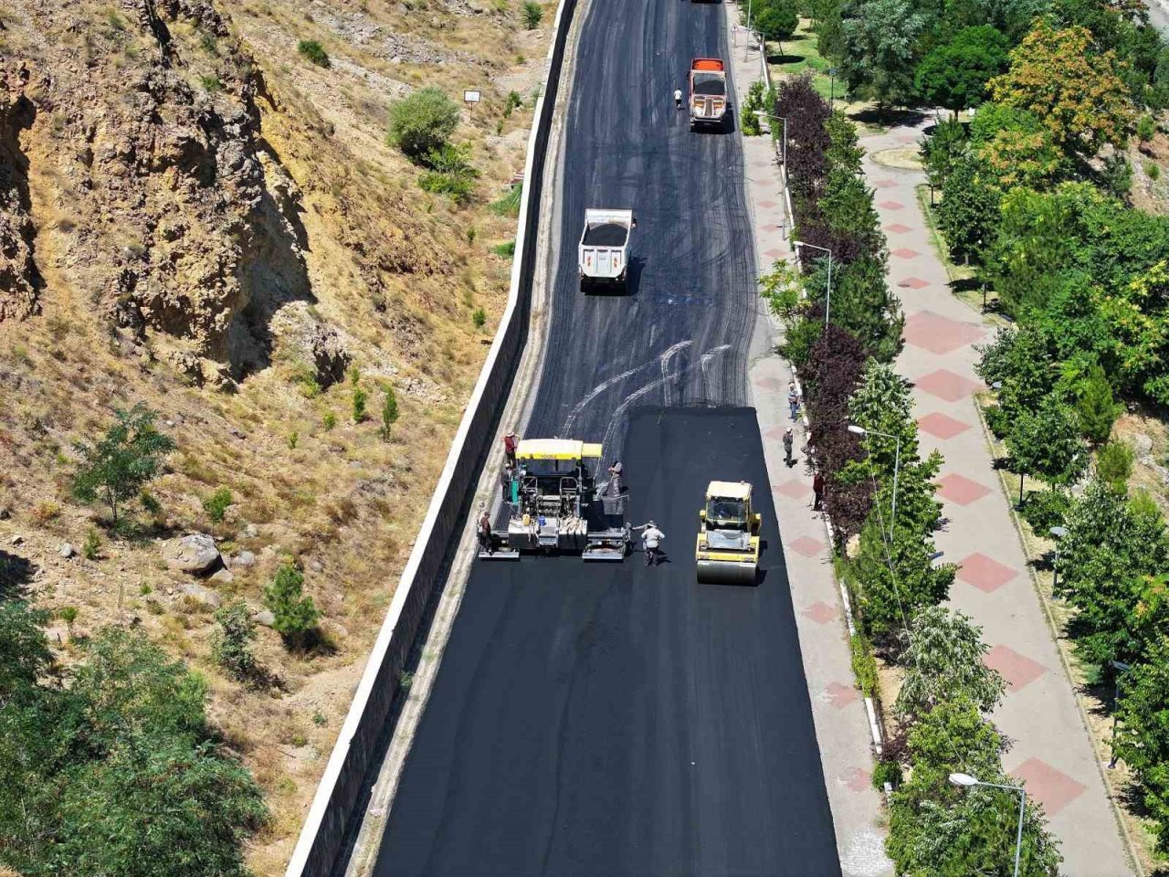 Bingöl Belediyesi yolları kendi ürettiği asfaltla yeniliyor