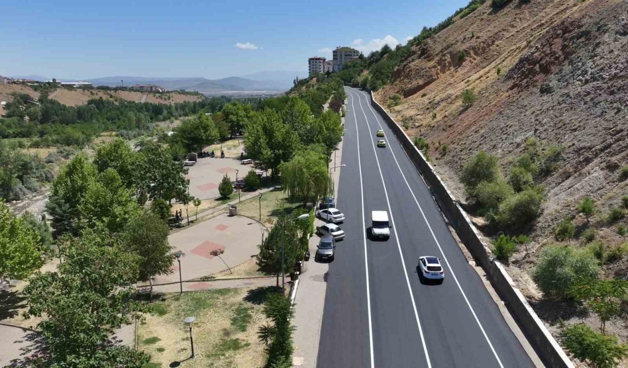 Bingöl Belediyesi yolları kendi ürettiği asfaltla yeniliyor