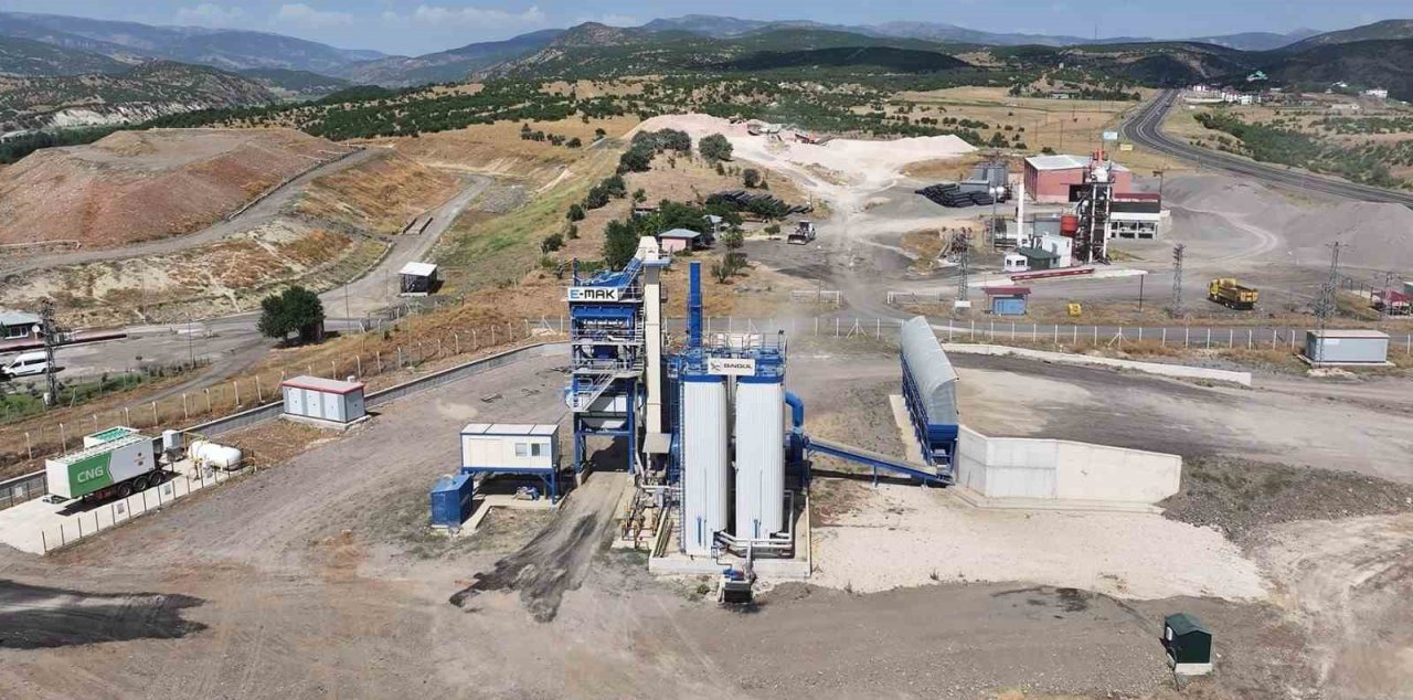 Bingöl Belediyesi yolları kendi ürettiği asfaltla yeniliyor