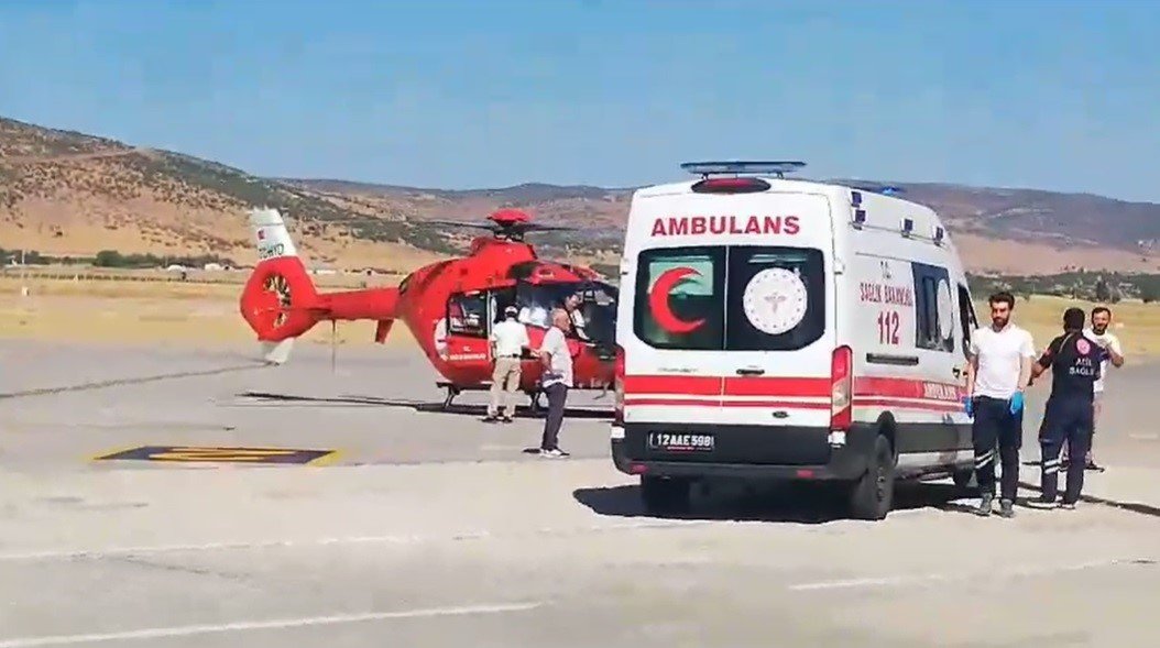 Ambulans helikopter mezradaki hastanın imdadına yetişti