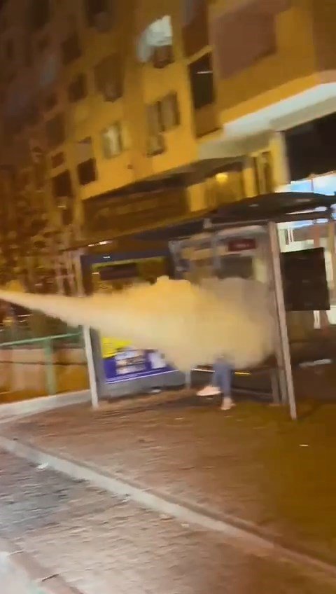 Otobüs durağında bekleyen kişiye yangın tüpü sıktılar