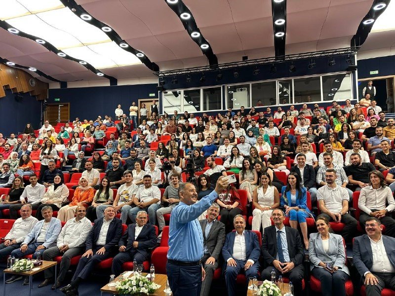 Bakan Özhaseki: “Mesleğinizi en iyisi olabilmek için iyi seçin”