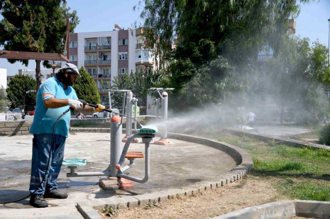 Kuşadası Belediyesi, ilçede temizlik çalışmalarını sürdürüyor