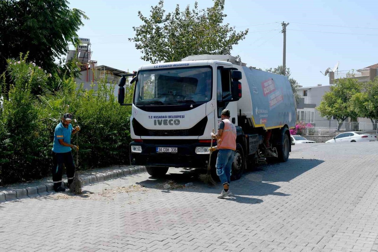 Kuşadası Belediyesi, ilçede temizlik çalışmalarını sürdürüyor