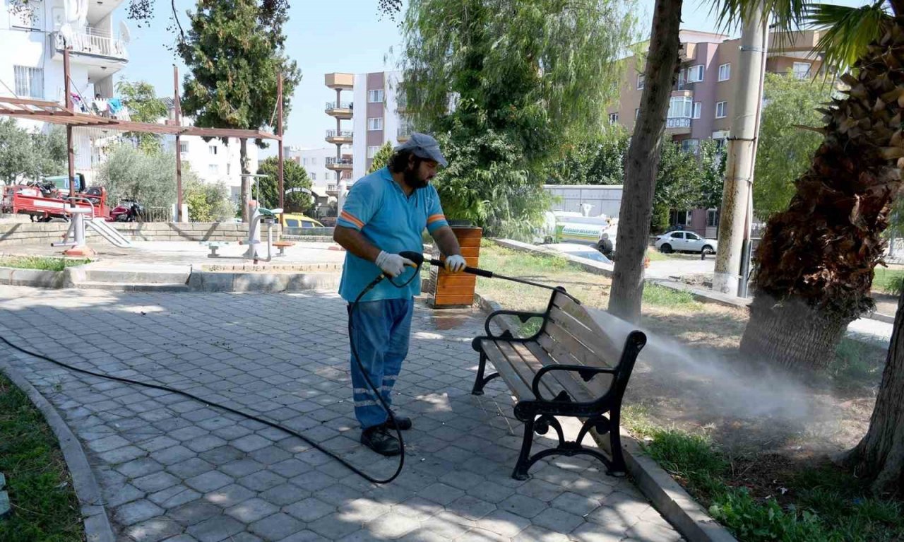 Kuşadası Belediyesi, ilçede temizlik çalışmalarını sürdürüyor