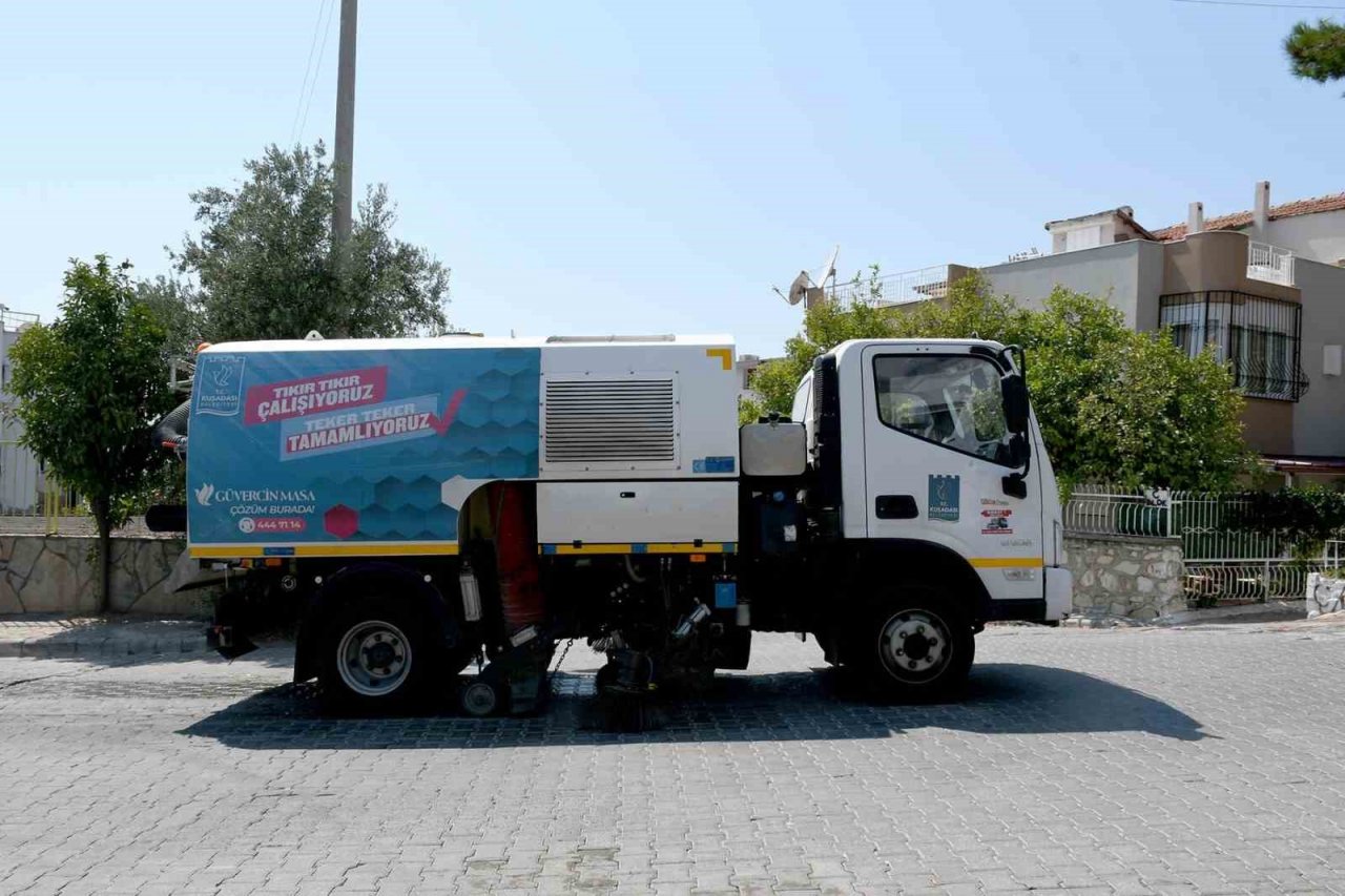 Kuşadası Belediyesi, ilçede temizlik çalışmalarını sürdürüyor