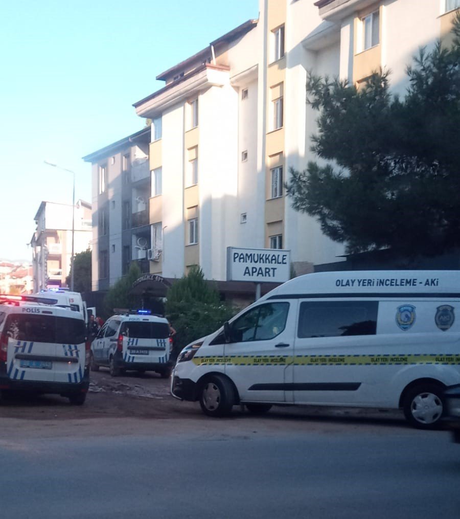 Apartın çatı katından düşen adam hayatını kaybetti