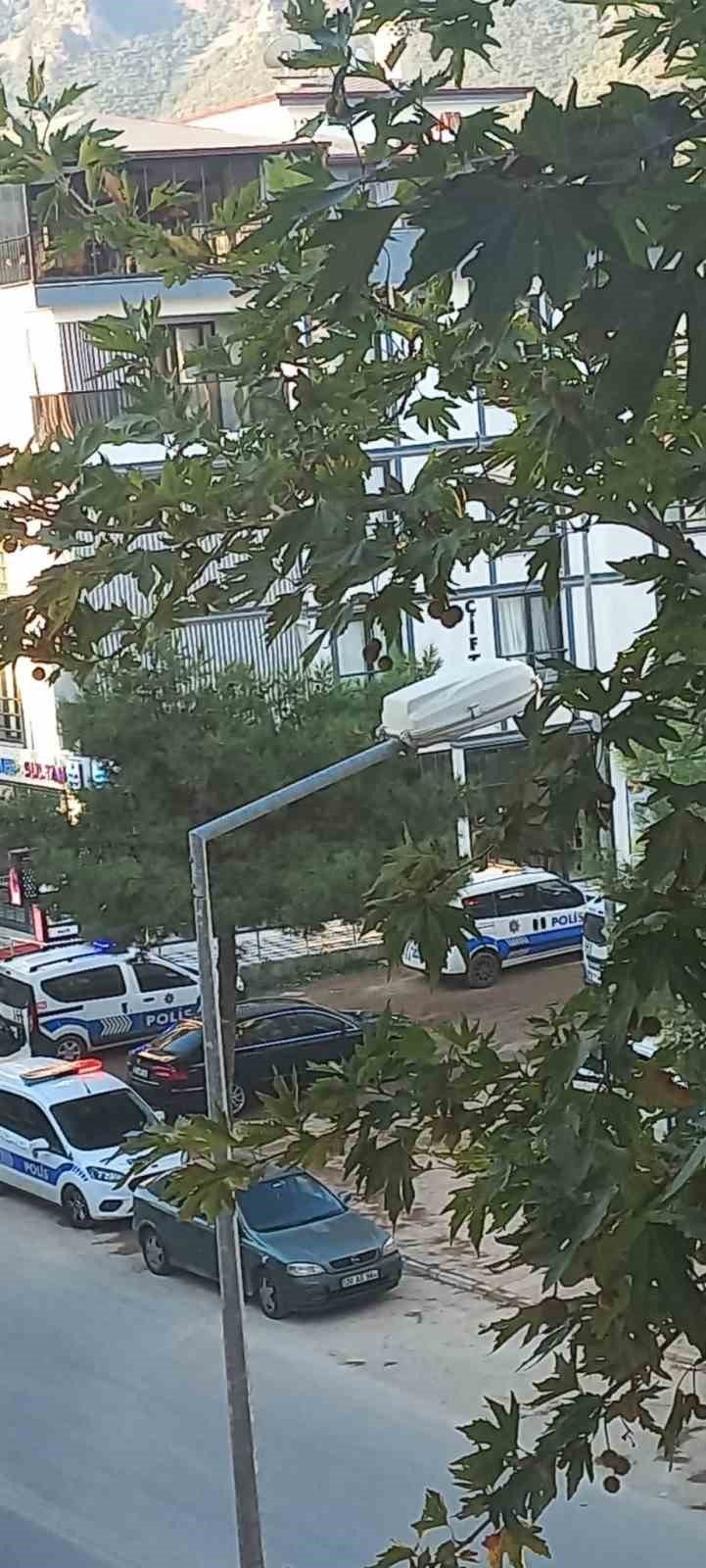 Apartın çatı katından düşen adam hayatını kaybetti