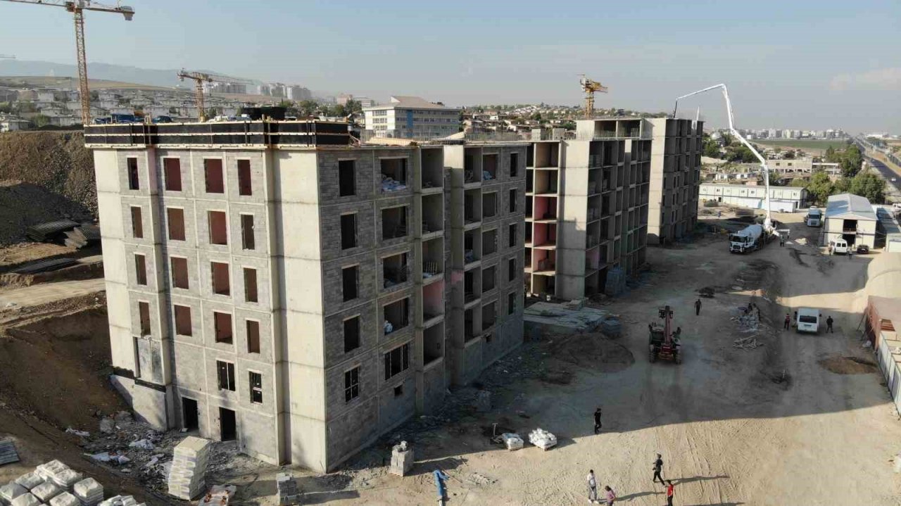 32 bin bağımsız konutun yok olduğu enkaz kent Kırıkhan’da TOKİ konutları yükseliyor