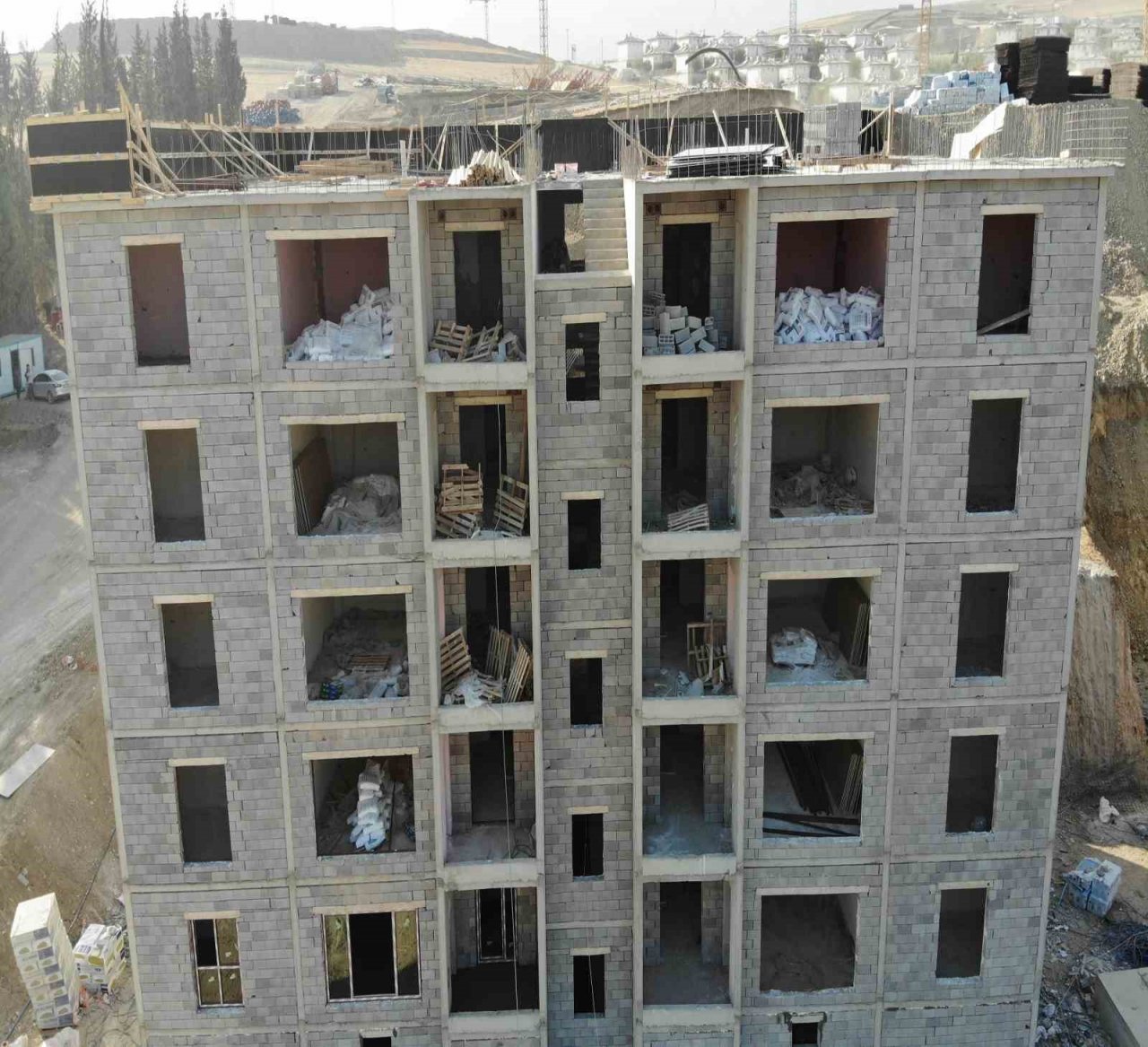 32 bin bağımsız konutun yok olduğu enkaz kent Kırıkhan’da TOKİ konutları yükseliyor