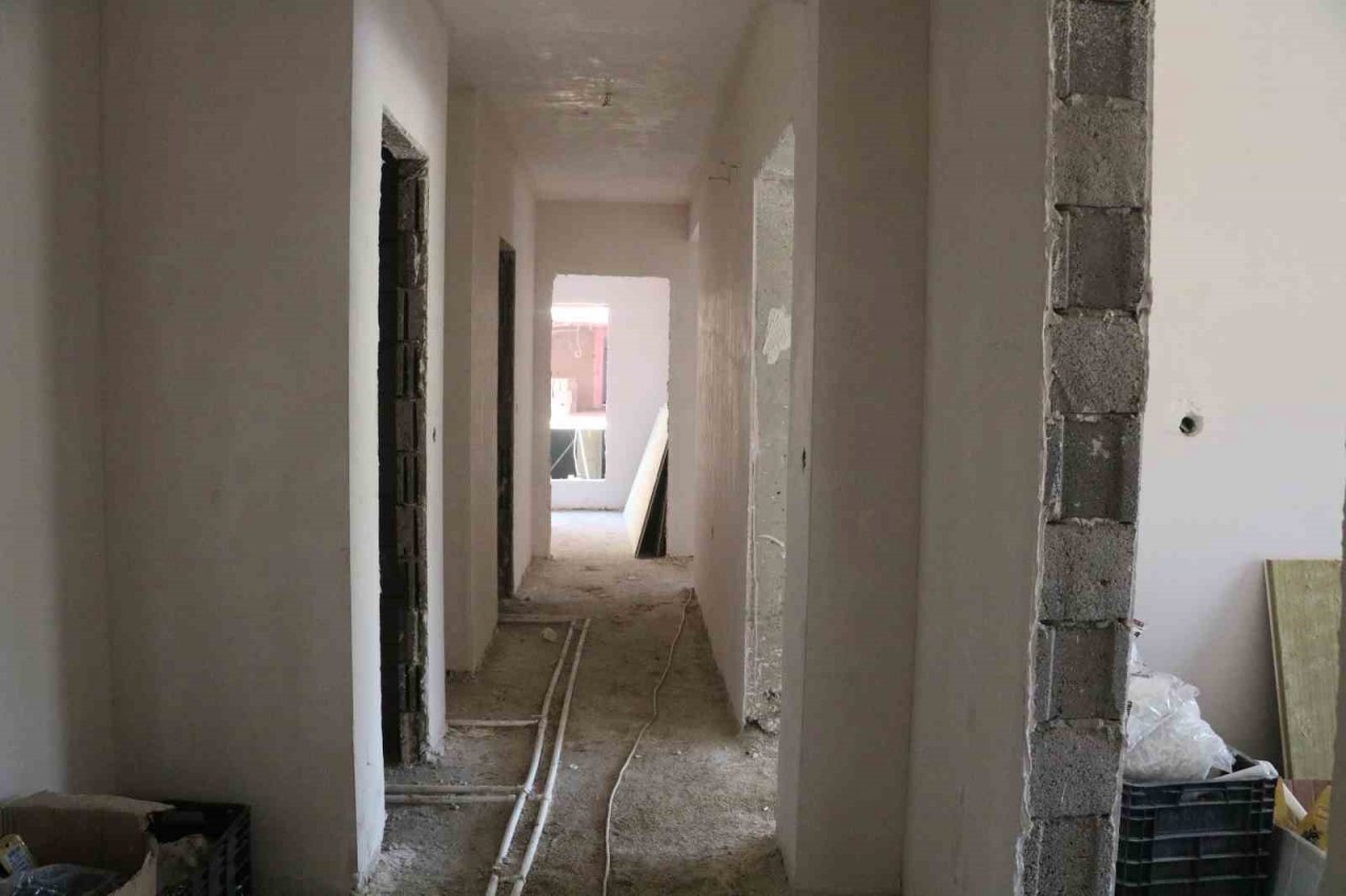 32 bin bağımsız konutun yok olduğu enkaz kent Kırıkhan’da TOKİ konutları yükseliyor