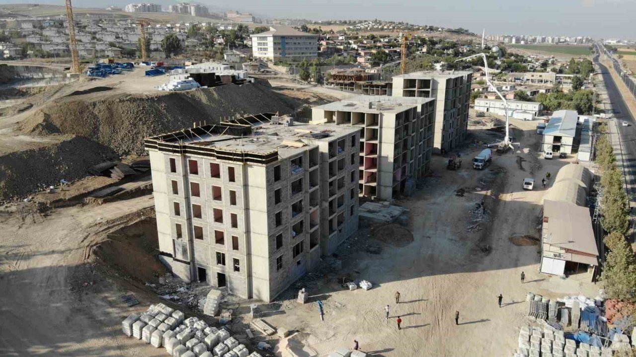 32 bin bağımsız konutun yok olduğu enkaz kent Kırıkhan’da TOKİ konutları yükseliyor