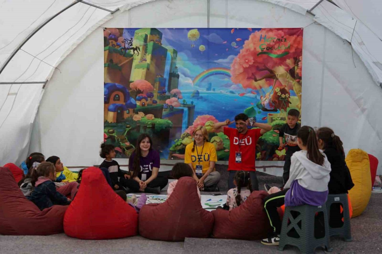 DEÜ’den deprem bölgesinde umuda yolculuk: ‘Hepimiz çocuktuk’