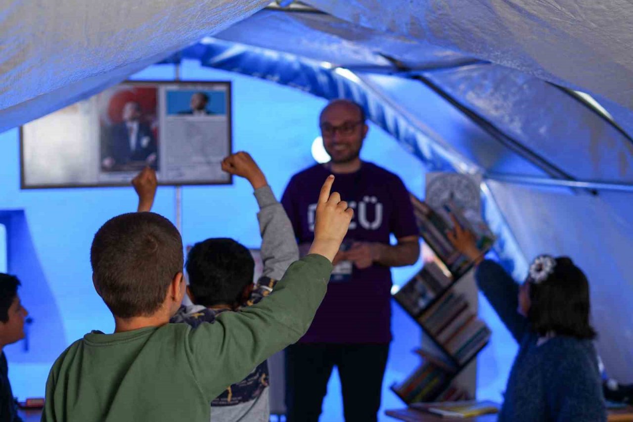 DEÜ’den deprem bölgesinde umuda yolculuk: ‘Hepimiz çocuktuk’
