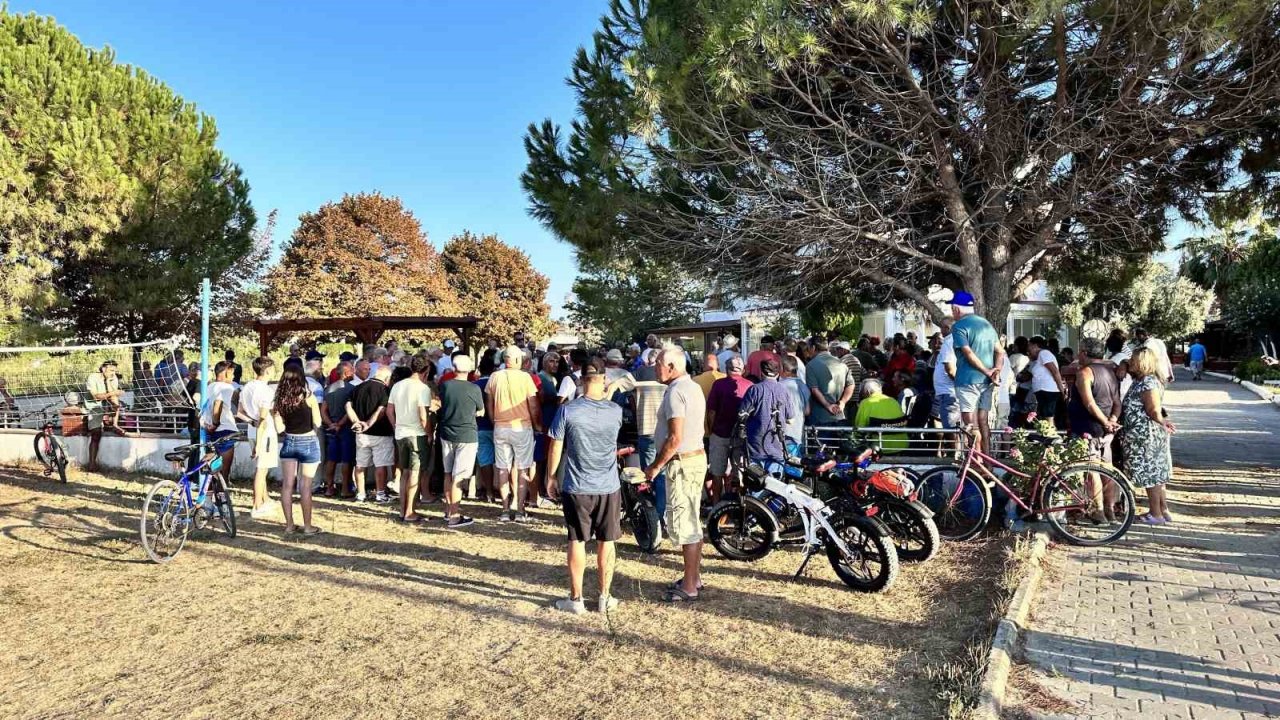 Susuz site sakinleri eylem yaptı, muhtar borcu ödeme söz verdi